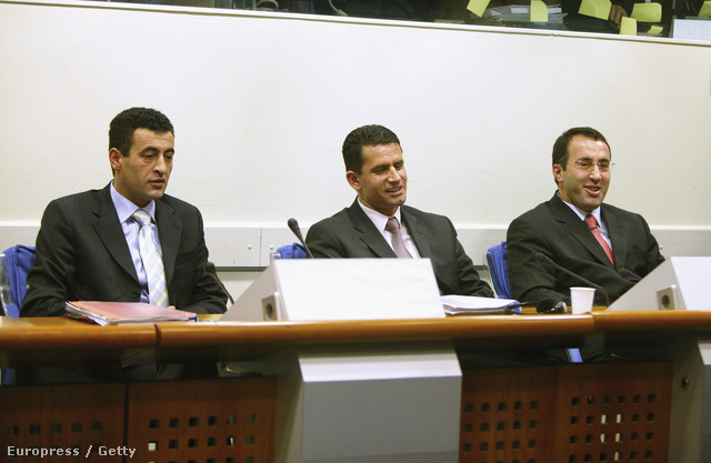 Lahi Brahimaj, Idriz Balaj és Ramush  Haradinaj a hágai Nemzetközi Bíróságon 2005. március 14-én