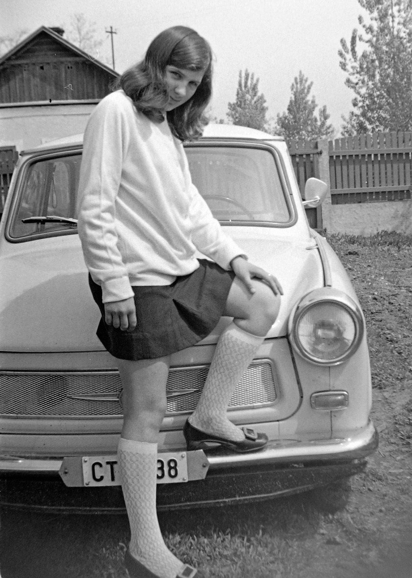 Az 1970-ben készült kép jól mutatja, milyen nagy dolognak számított akkoriban, ha volt valakinek Trabantja. A lány büszkén pózol az ikonikus járművel.