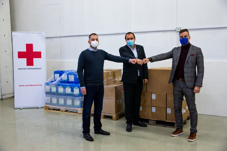 A Synlab magándiagosztikai laboratórium ezer liter fertőtlenítőt, száz liter kézfertőtlenítő folyadékot és tízezer darab maszkból adományozott a Magyar Vöröskeresztnek