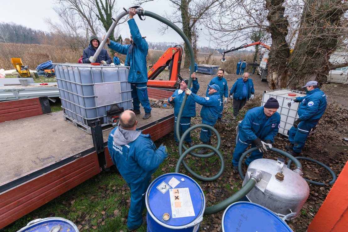 Természetvédelmi szakemberekkel egyeztetve végzi a Vízügy az olajszennyezés felszámolását a Ráckevei-Soroksári Duna-ágon 2020. december 15-én