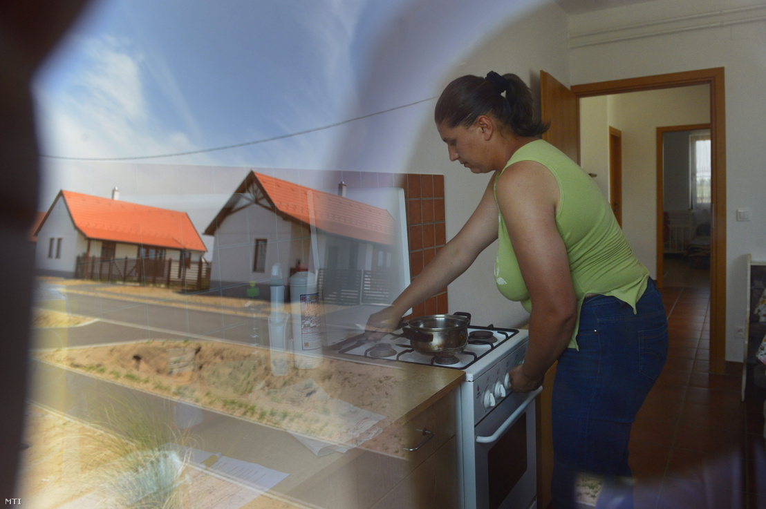 Egy lakó ételt melegít az ócsai lakóparkban 2013. július 3-án. Beköltöztek az elsõ lakók a szociális családiház-építési program keretében épült lakóparkba.