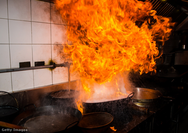 Tűz égő zsír, Hogy lehet eloltani a lángoló olajat vagy zsírt? A vizet felejtsd el elsőként