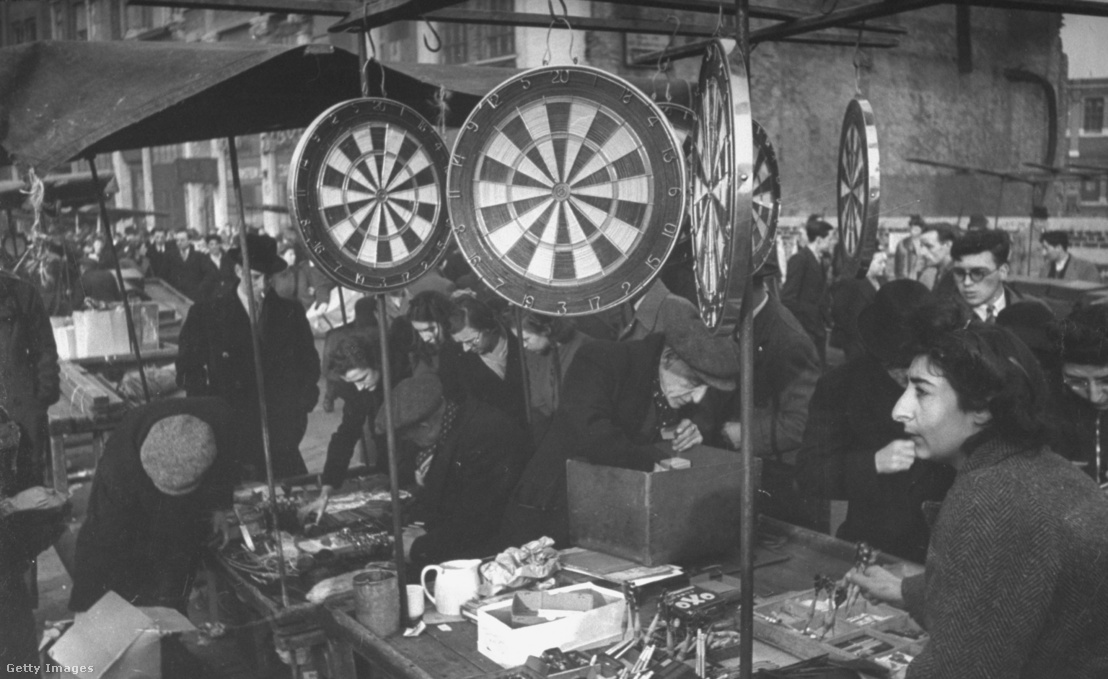 Eladó dartstáblák a Petticoat Lane Free Marketen 1944-ben