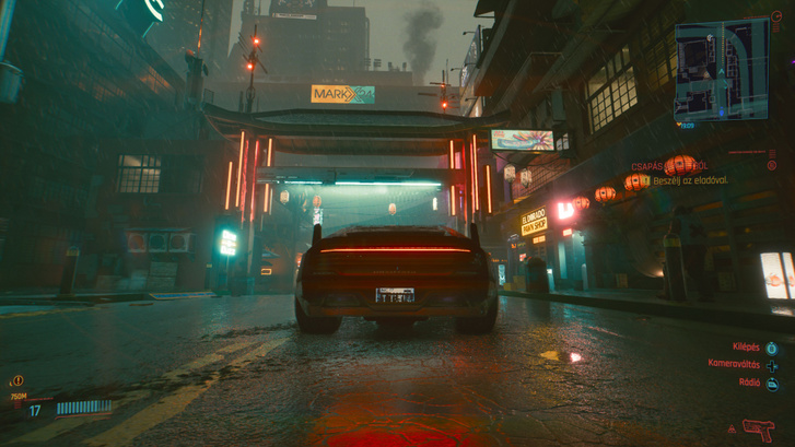 Cyberpunk 2077: Xbox Series X-en ugyan egyelőre nincs „igazi” ray tracing, de Night City esős éjszakájában azért szépen tükröződik így is az esős aszfalt. (Forrás: Cyberpunk 2077 ingame XSX)