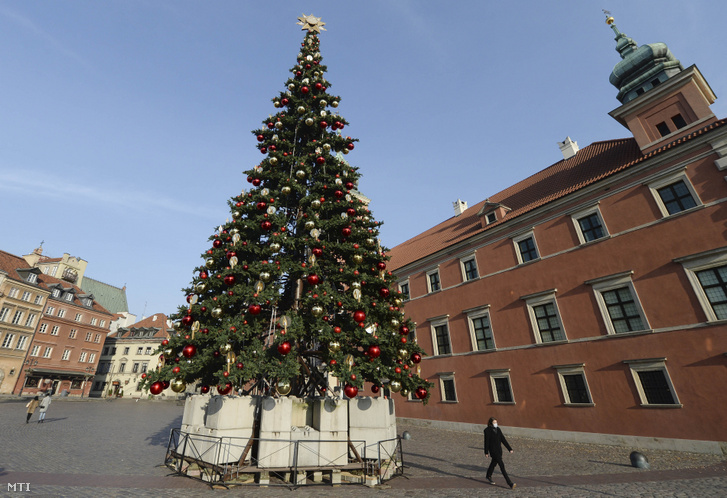 Karácsonyfa a varsói Óváros máskor forgalmas főterén
