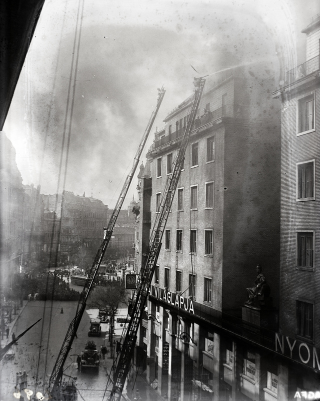Tűzoltók oltják a Tolnai Nyomdai Műintézet és Kiadóvállalat Rt. székházának tetőzetén keletkezett tüzet, 1938