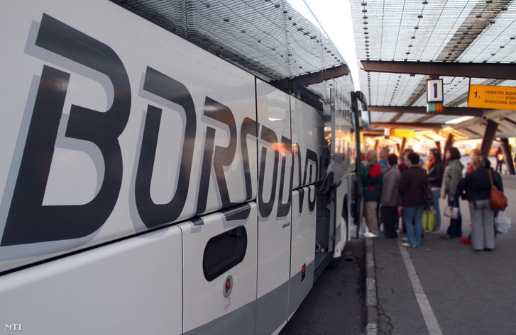 Utasok Miskolcon a Búza téri autóbusz-pályaudvaron.
