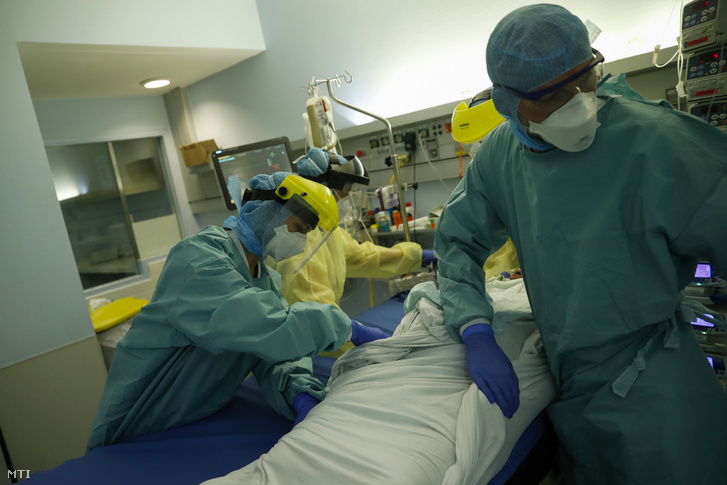 Koronavírussal fertőzött beteget látnak el védőöltözéket viselő egészségügyi dolgozók a belgiumi Liège város Citadell Kórházának intenzív osztályán 2020.december 16-án
