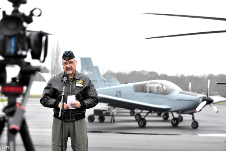 Kilián Nándor, a honvédség légierő-szemlélője az új Zlin repülőgépek és Airbus H–145 típusú helikopterek érkezése alkalmából tartott sajtóeseményen