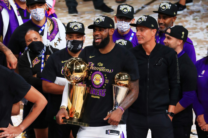 LeBron James tartja kezében a Larry O'Brien- és a Bill Russell-trófeát a 2020-as döntő után