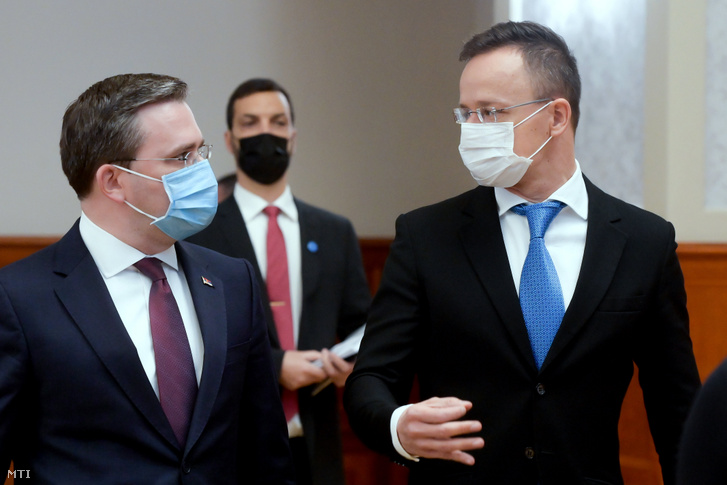 Szijjártó Péter külgazdasági és külügyminiszter (j) és Nikola Selakovic szerb külügyminiszter (b) érkezik a közös sajtótájékoztatóra, megbeszélésüket követően Budapesten 2020. december 18-án.