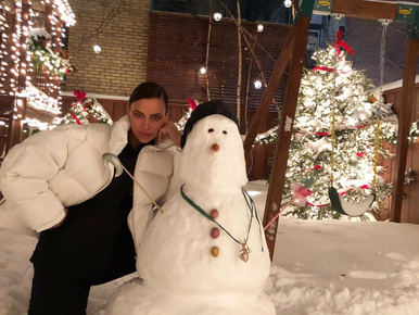 Celebek vs hó: Amy Schumer nem tudott felállni, Irina Shayk viszont hóemberrel pózolt