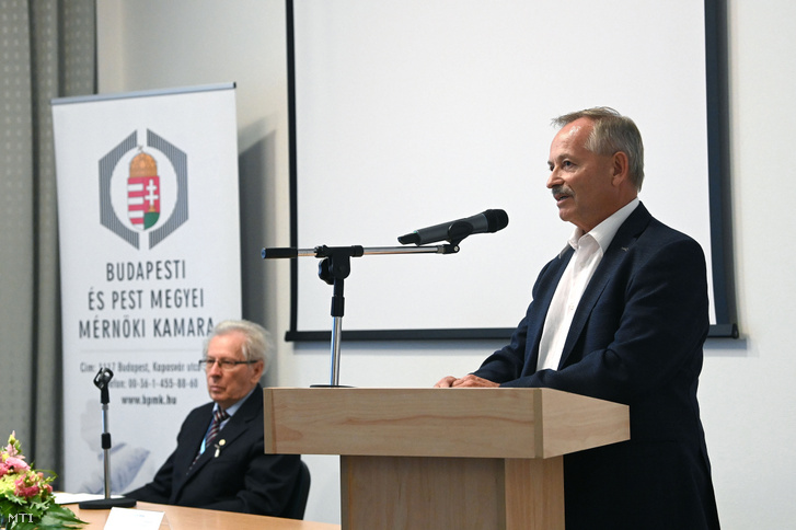 Koji László, az Építési Vállalkozók Országos Szakszövetsége (ÉVOSZ) elnöke köszöntőt mond az Építők napi díjátadón a Budapesti és Pest Megyei Mérnöki Kamara fővárosi székházában 2020. szeptember 4-én.