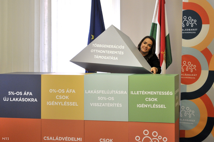 Novák Katalin családokért felelős tárca nélküli miniszter az otthonteremtési program újabb nagyszabású eleméről tartott sajtótájékoztatóján 2020. október 28-án.