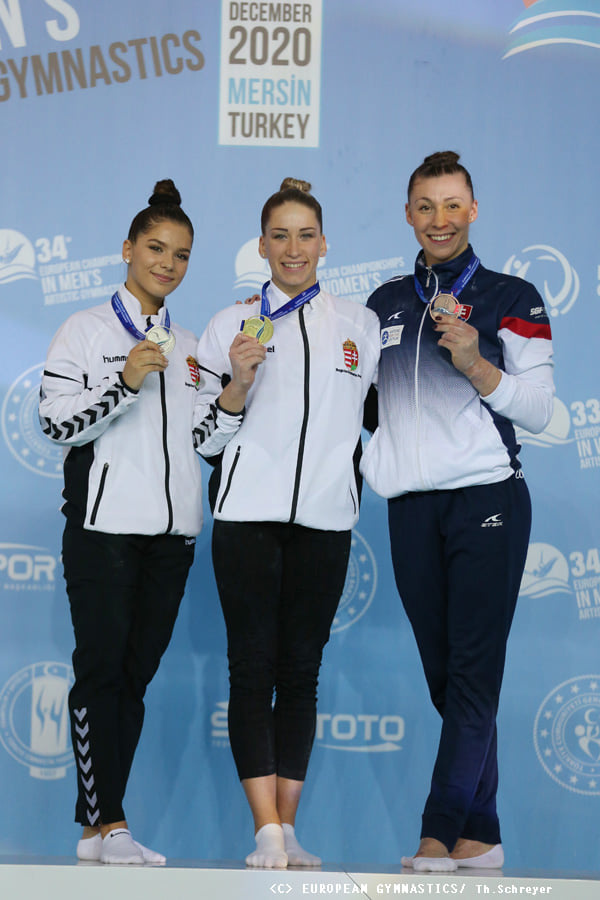 Székely Zója (balra) ezüstérmes, Kovács Zsófia (középen) aranyérmes lett felemáskorláton