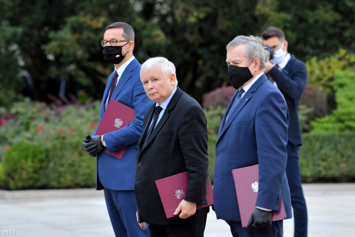 Mateusz Morawiecki lengyel miniszterelnök (b) és Jaroslaw Kaczynski újonnan kinevezett kormányfőhelyettes (k) az átalakított lengyel kormány új tagjainak beiktatási ünnepségén a varsói elnöki palota udvarán tartott ünnepségen 2020. október 6-án