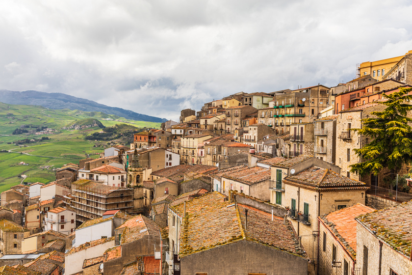 Bár csodaszép helyen fekszik, Ganginak is megvannak a maga hátrányai: mivel a legközelebbi nagyváros, Palermo 120 kilométerre van, és a tengerparttól is ötven kilométert kell autózni, így nem igazán számít kedvelt turistacélpontnak.