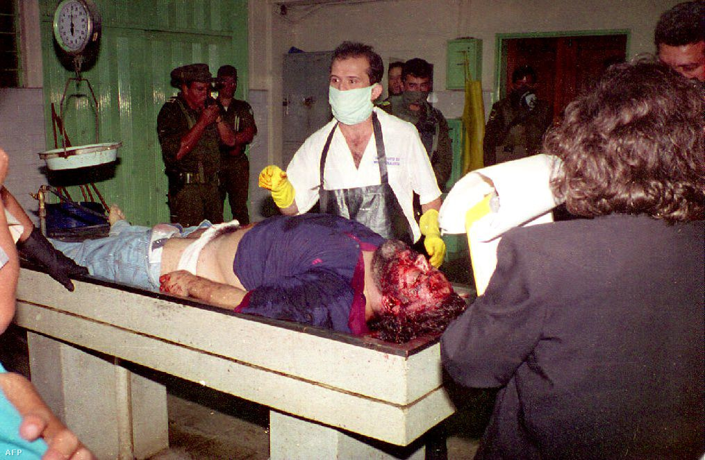 Pablo Escobar holtteste a medellíni hallotasházban 1993. december 2-án, lelövése után pár órával