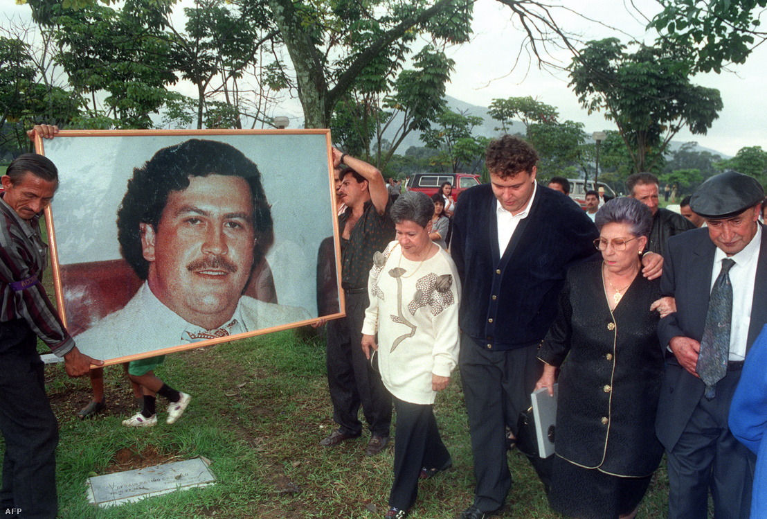 Hermilda de Escobar (jobbról a második), Pablo Escobar édesanyja és rokonai, illetve barátai Pablo Escobar halálának első évfordulóján, 1994. december 2-án