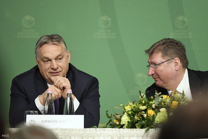 Orbán Viktor miniszterelnök (b) és Parragh László, a Magyar Kereskedelmi és Iparkamara (MKIK) elnöke a kamara gazdasági évnyitóján az Intercontinental Budapest szállóban 2020. március 10-én