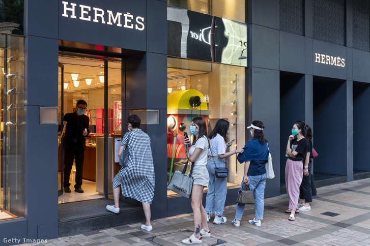 Vásárlók sora egy luxusáruháznál Hongkongban 2020. augusztus 24-én
