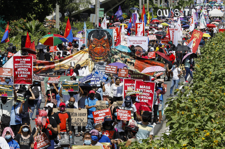 Rodrigo Duterte Fülöp-szigeteki elnök ellen tüntetnek a quezoni Fülöp-szigeteki Egyetemnél 2020. július 27-én