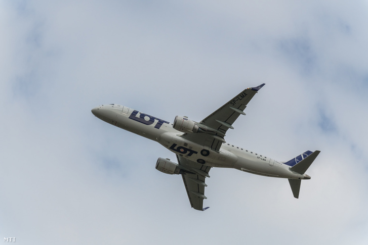 Varsóba indul a LOT Lengyel légitársaság Embraer 190-200LR típusú repülőgépe a budapesti Liszt Ferenc Nemzetközi Repülőtérről.