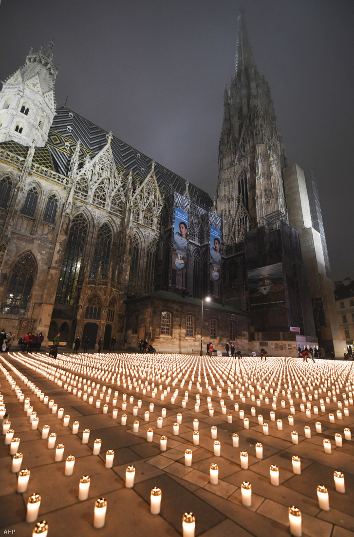 Áldozatoknak emléket állító mécsesek a bécsi Stephansplatzon