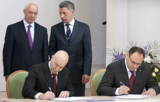 A szerződést aláíró Jordi Sarda Bonvehi és Vladiszlav Kaskiv