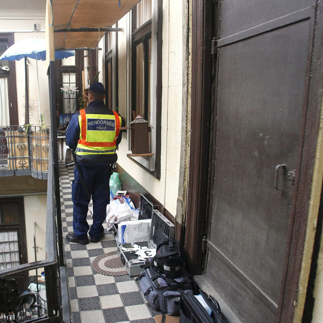 Rendőr helyszínel 2012. december 3-án a VIII. kerületi Bauer Sándor utca egyik lakásánál