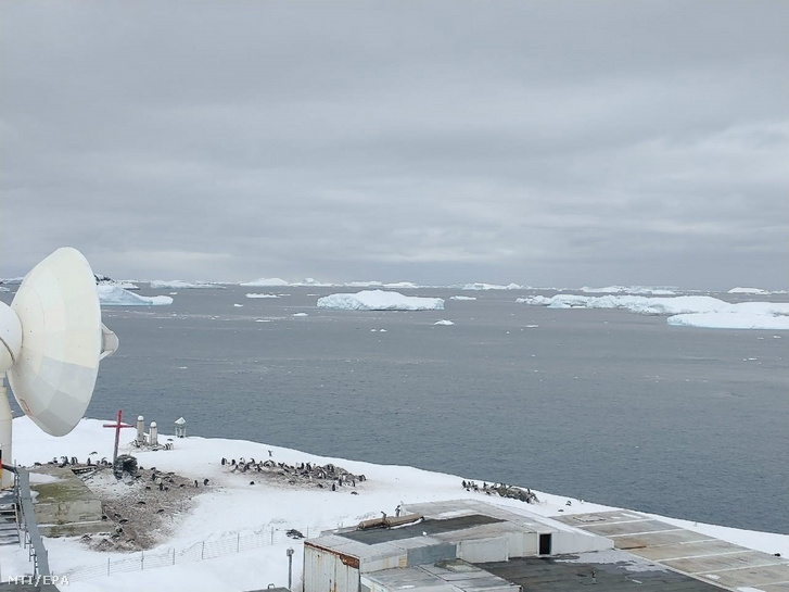 A chilei hadsereg által közreadott kép az Antarktiszon fekvő Bernardo O'Higgins Riquelme kutatóbázisról 2020. december 22-én. A chilei hadsereg bejelentése szerint 36 koronavírus-fertőzöttet regisztráltak a Déli-sarkvidék chilei kutatóbázisán, így már az Antarktikán is megjelent a koronavírus