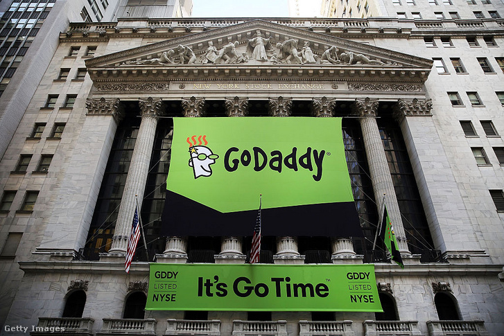 GoDaddy-óriásmolinó a New York-i tőzsde épületén a cég részvénykibocsátása napján, 2015 április 1-jén