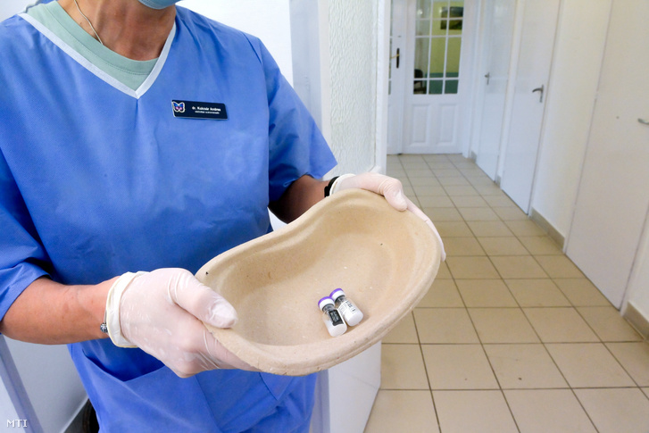 Kulcsár Andrea védőoltási szaktanácsadó a frissen érkezett Pfizer–BioNTech-vakcinákkal a Dél-pesti Centrumkórházban 2020. december 26-án