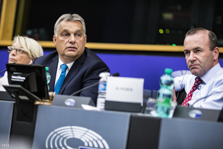 Orbán Viktor miniszterelnök az Európai Néppárt (EPP) frakcióülésén az EP épületében, Strasbourgban 2018. szeptember 11-én. Mellette Manfred Weber, az Európai Néppárt, az EPP frakcióvezetője.
