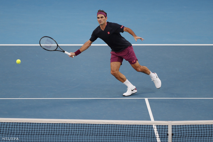 A svájci Roger Federer a szerb Novak Djokovics ellen játszik az ausztrál nemzetközi teniszbajnokság férfi egyesének elõdöntõjében Melbourne-ben 2020. január 30-án