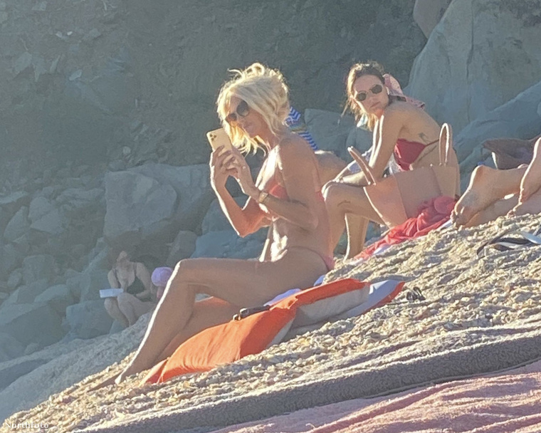 A 46 éves, svéd modell és médiaszemélyiség azt teszi, amit sokan szívesen tennénk fázás és sötétben ülés helyett: napozik a strandon.
