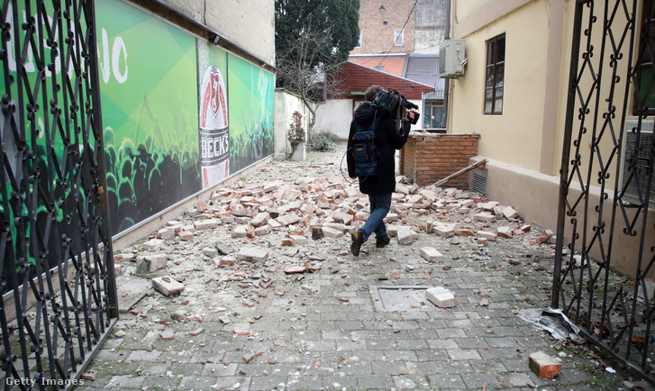 Két földrengés utáni törmelék Petrinjában 2020. december 28-án