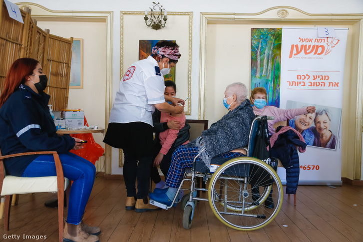 Covid-19 elleni oltás egy tel-avivi idősek otthonában