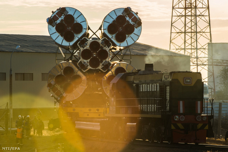 A kilövőálláshoz szállítják a Szojuz MSZ-17 orosz űrhajót és hordozórakétáját a bajkonuri űrközpontban, amelyen Kate Rubbins amerikai, valamint Szergej Rizsikov és Szergej Kud-Szvercskov orosz űrhajósok indulnak a Föld körül keringő Nemzetközi Űrállomásra. 2020. október 11.