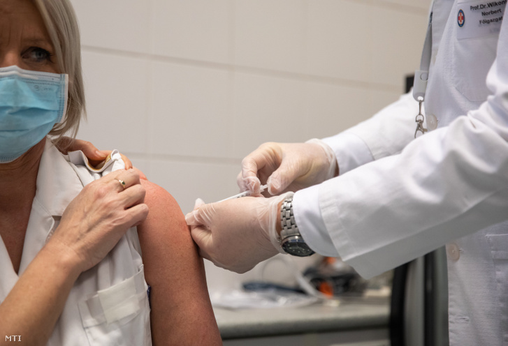 Wikonkál Norbert Miklós fõigazgató beadja a Pfizer-BioNTech vakcinát egy egészségügyi dolgozónak a Magyar Honvédség Egészségügyi Központban (Honvédkórház) a fõváros XIII. kerületében 2020. december 30-án.
