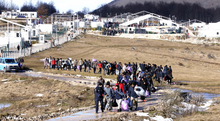 Menekültek a Bosznia északnyugati részén, Bihács közelében lévő, a bevándorláspárti kormányközi Nemzetközi Migrációs Szervezet (IOM) által bezáratott lipai befogadótábornál 2020. december 29-én.