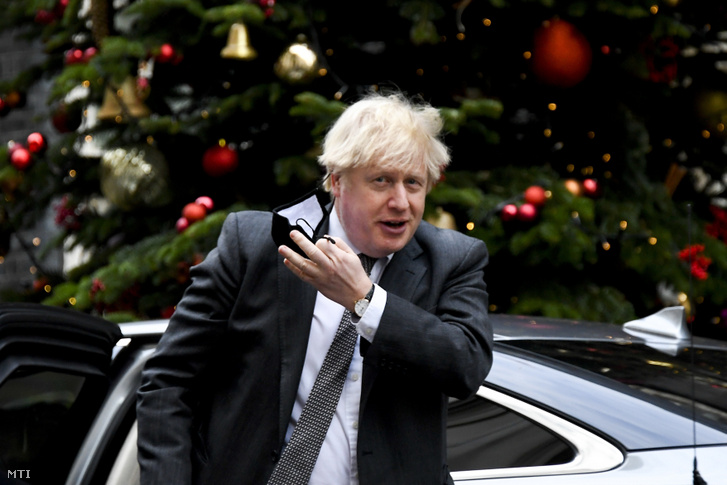 Boris Johnson brit miniszterelnök megérkezik a londoni kormányfői rezidenciára, a Downing Street 10-be 2020. december 30-án, miután Brüsszelből a brit királyi légierő repülőgépével Londonba szállították az Európai Unió és az Egyesült Királyság közötti jövőbeni kétoldalú kereskedelmi és egyéb kapcsolatok feltételeit rögzítő megállapodás egy példányát.