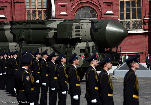 Topol M típusú nukleáris rakéta bemutatón Moszkvában