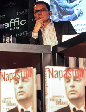 Igor Janke szerző és a könyv két példánya a varsói bemutatón