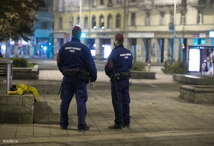 Rendőri készültség a Blaha Lujza téren este fél 8-kor.