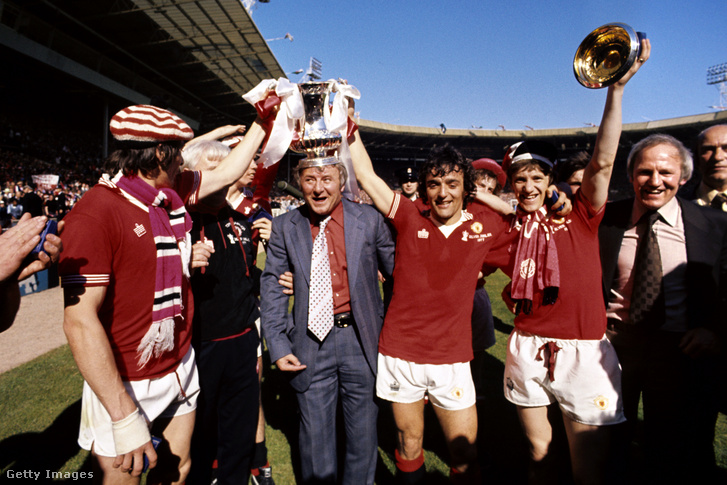 Tommy Dochertyt ünneplik a játékosok az 1977-es FA-kupagyőzelem után