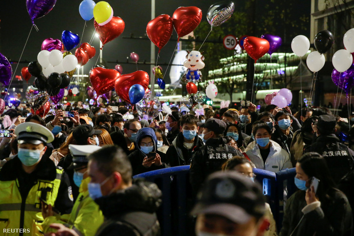 Utcán ünneplő tömeg Kínában, Wuhanban, 2020 utolsó napján