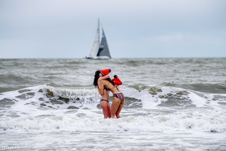 Újévi fürdőzők az Északi-tengerben a hollandiai Scheveningenben 2021. január 1-jén.