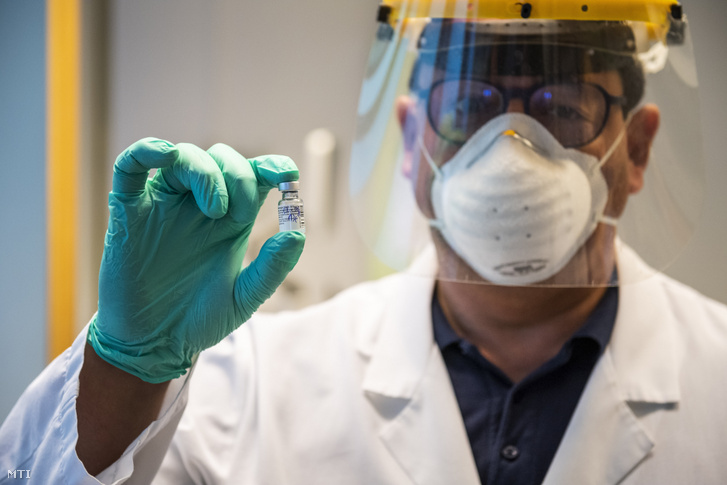 Merkely Béla a Semmelweis Egyetem rektora egy Pfizer és a BioNTech által kifejlesztett koronavírus elleni oltóanyag fiolájával a Városmajori Szív- és Érgyógyászati Klinikán 2020. december 26-án.