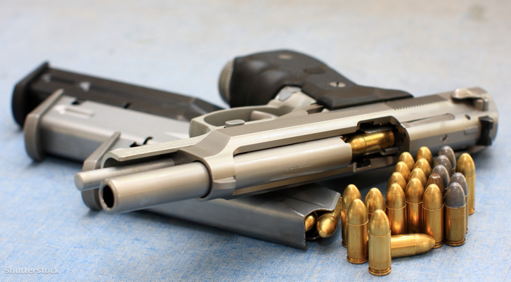 A képen a Király által használt Beretta 92 típusú öntöltő pisztoly látható a cikkben leírtakhoz hasonló helyzetben.